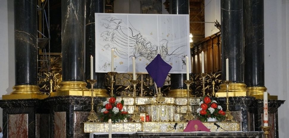 Als zentraler Bestandteil der Misereor-Fastenaktion schmückte das Hungertuch mit dem Titel „Du stellst meine Füße auf weiten Raum“ am Sonntag auch den Altarraum im Dom zu Fulda.